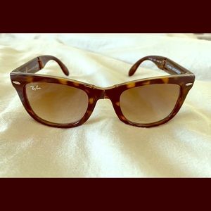 Ray ban folding wayfarer RB4105